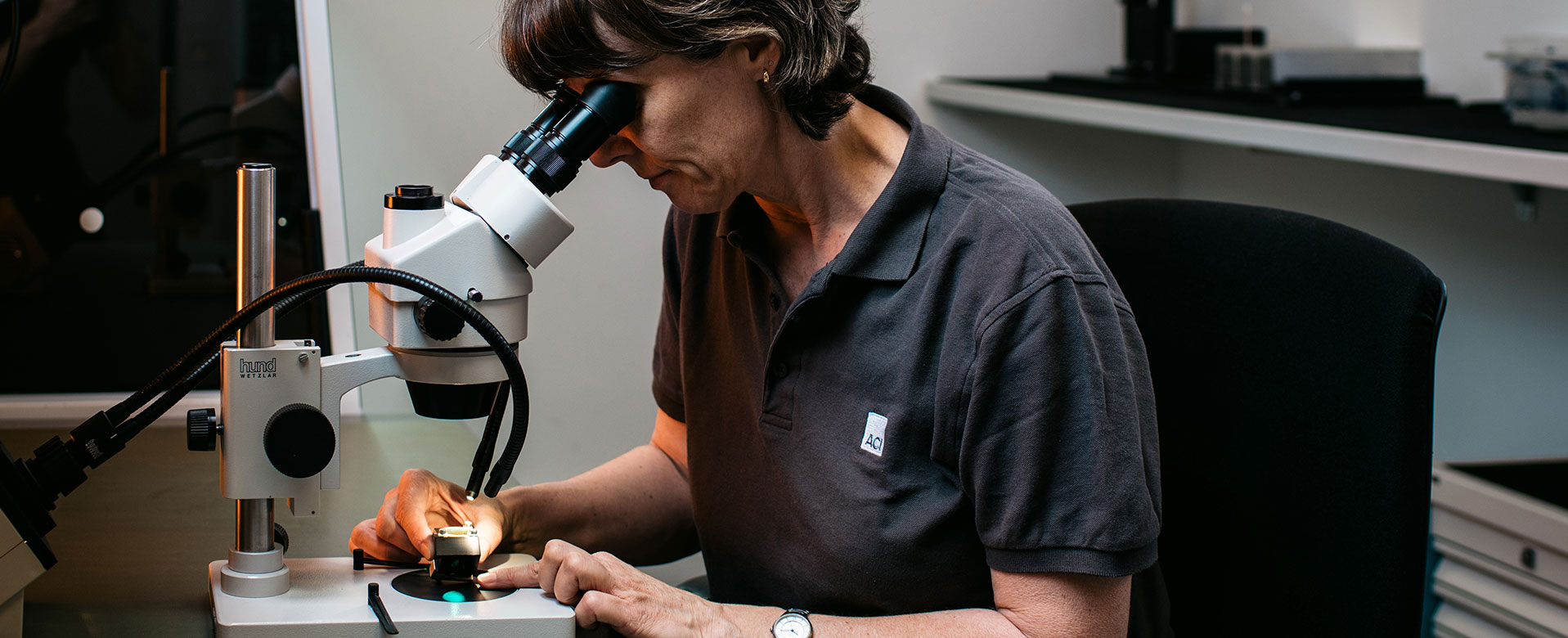 ACI Laser Mitarbeiterin am Mikroskop, Übersicht der wichtigsten Links und Social-Media-Präsenzen