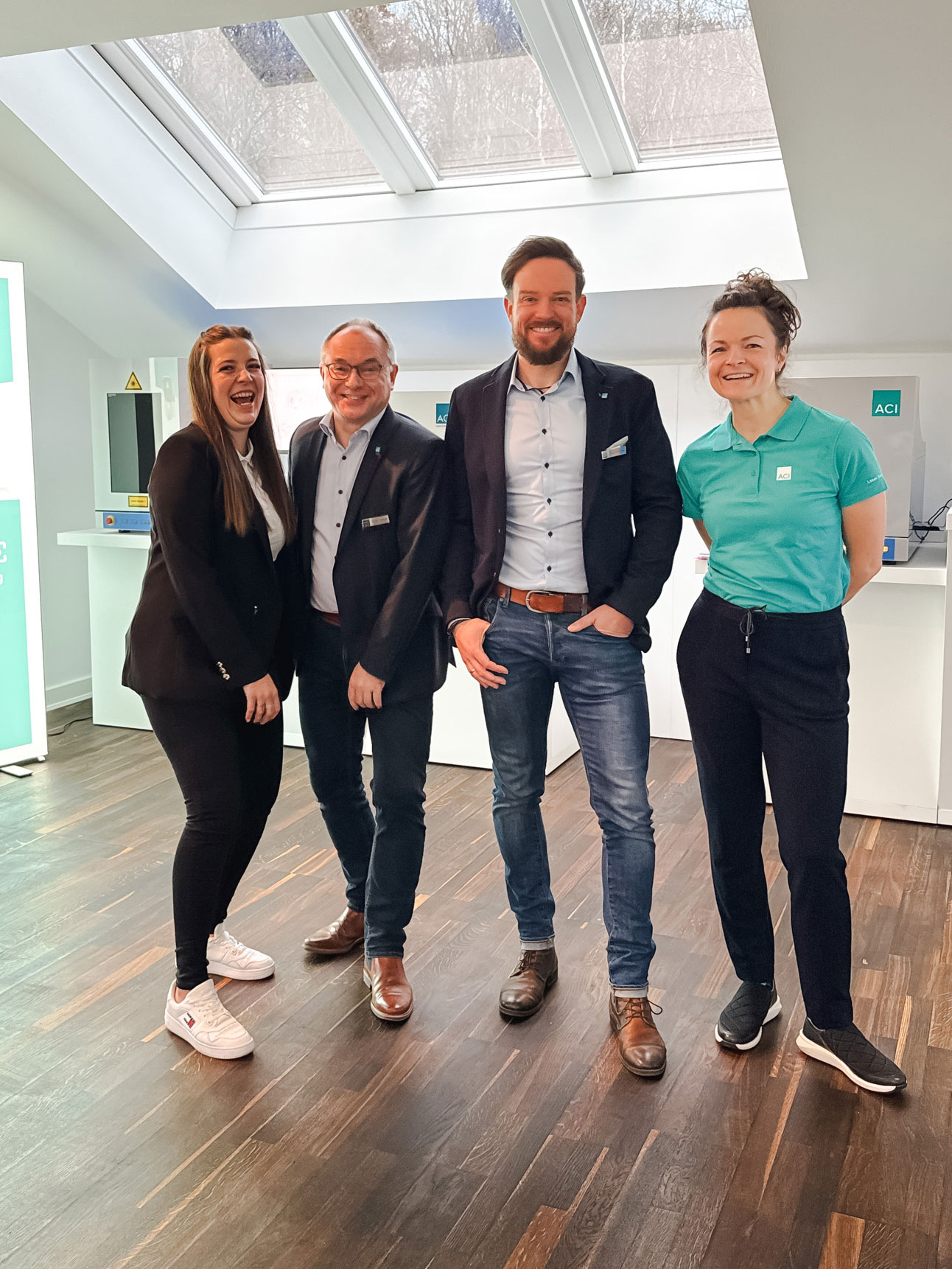 Gruppenfoto vom Vertrieb- und Marketing Team von ACI Laser im Sales Office Lüdenscheid anlässlich der Eröffnung des Sales Office Lüdenscheid