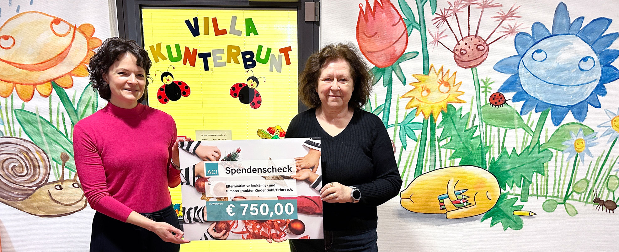 Spendenübergabe in der „Villa Kunterbunt“ im Helios Klinikum Erfurt: Karin Allstädt (rechts), Geschäftsstellenleiterin der Elterninitiative leukämie- und tumorerkrankter Kinder Suhl/Erfurt e.V., und Magdalena Brandt (links), Marketingverantwortliche bei ACI Laser.