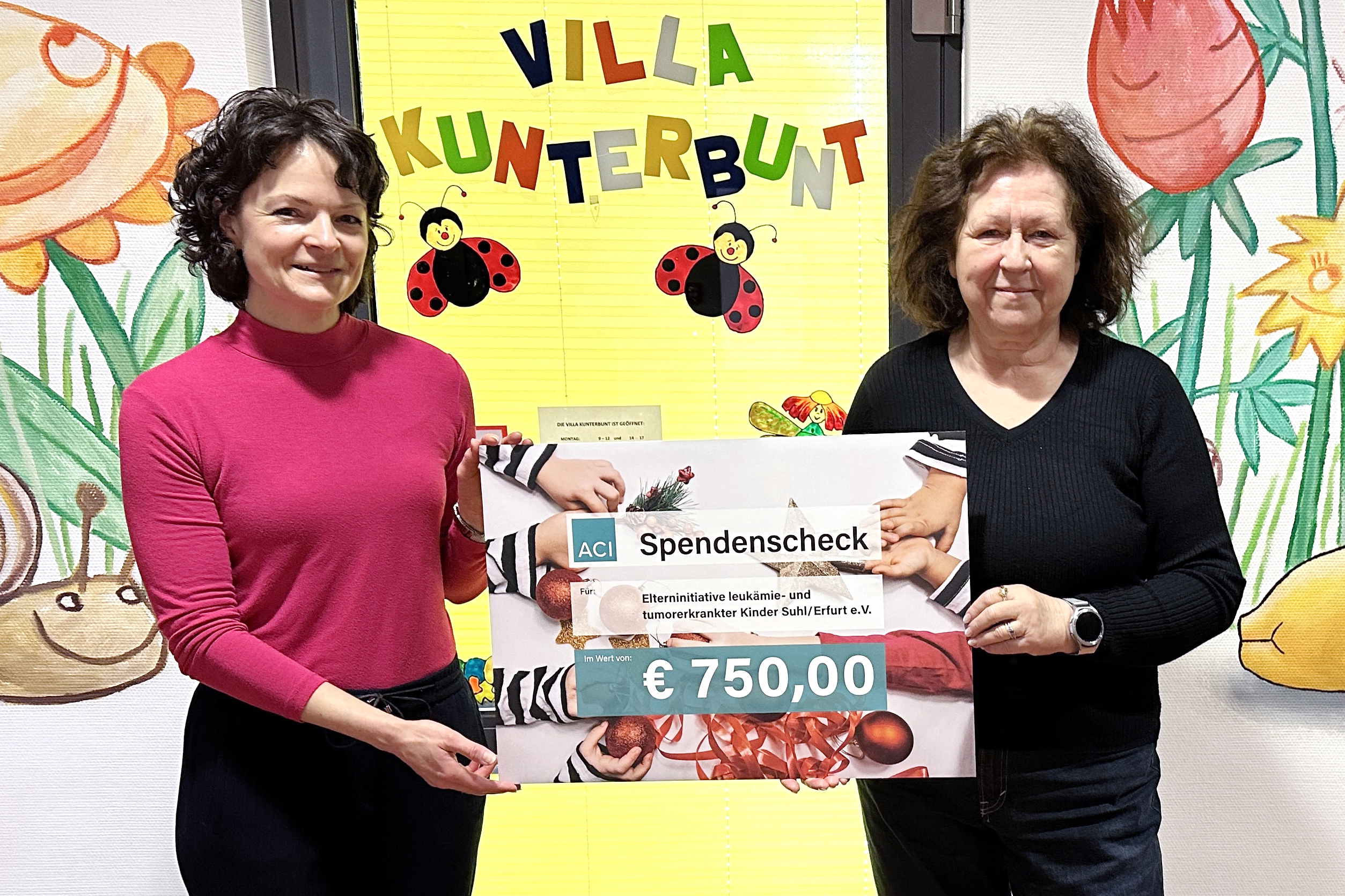 Spendenübergabe in der „Villa Kunterbunt“ im Helios Klinikum Erfurt: Karin Allstädt (rechts), Geschäftsstellenleiterin der Elterninitiative leukämie- und tumorerkrankter Kinder Suhl/Erfurt e.V., und Magdalena Brandt (links), Marketingverantwortliche bei ACI Laser.