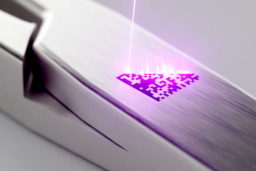 Laserstrahl beschriftet Edelstahloberfläche mit DMC