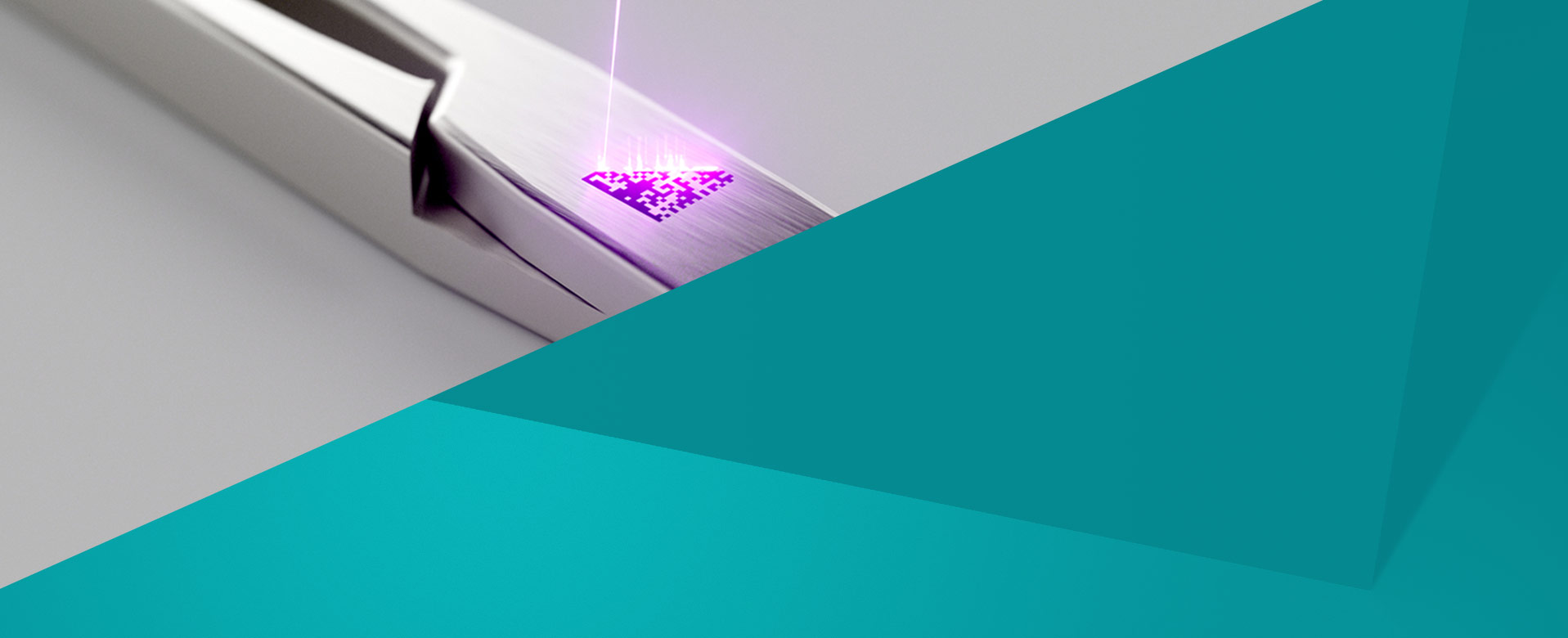 Laserstrahl erzeugt Schwarzmarkierung eines DataMatrix-Codes auf einer chirurgischen Schere aus Edelstahl