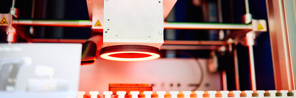 Blick in den Arbeitsraum einer Workstation Professional mit Faserlaser DFL Ventus Marker und Auto Focus