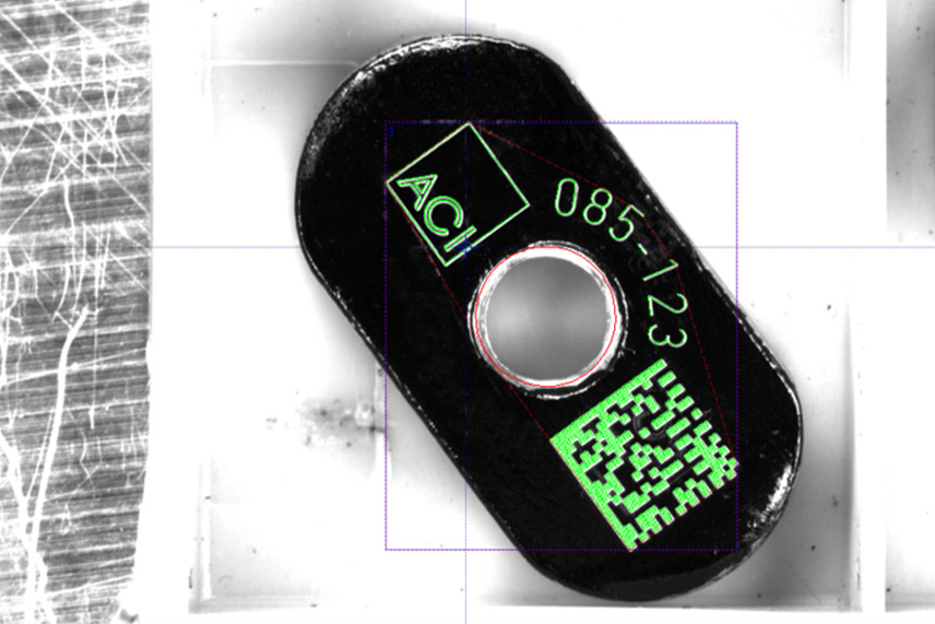AOI Vision-System erkennt QR-Code und Seriennummer auf kleinem Bauteil zur automatisierten Qualitätsprüfung und Rückverfolgbarkeit