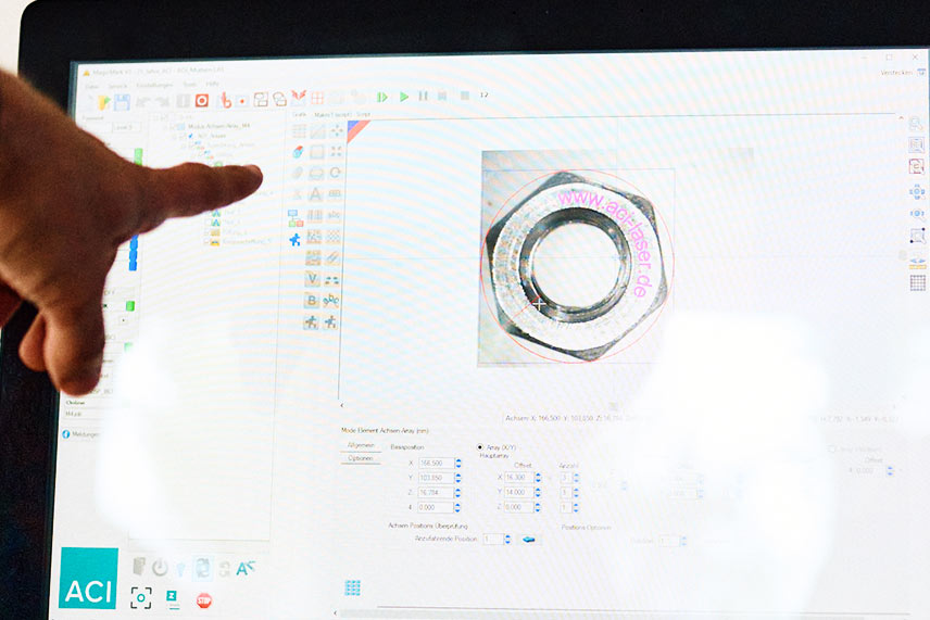 Finger zeigt auf Magic Mark Software mit aktivem AOI-Plugin zur automatischen Layoutplatzierung über Livebild am Bauteil