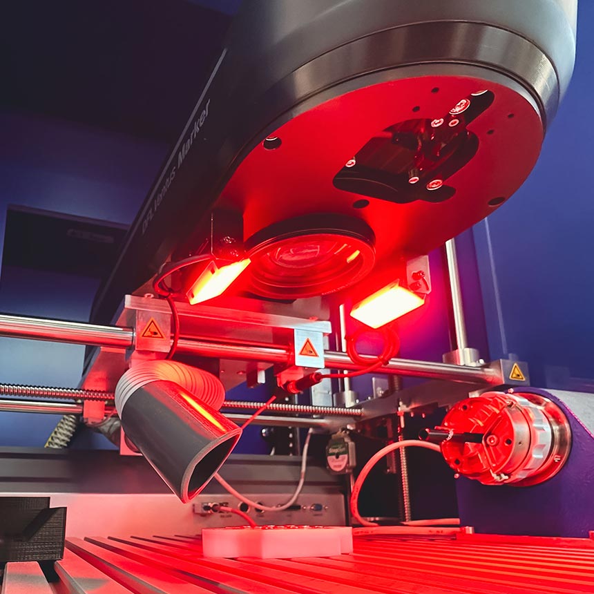 Rot leuchtendes AOI Vision System am Objektiv eines Lasermarkiersystems