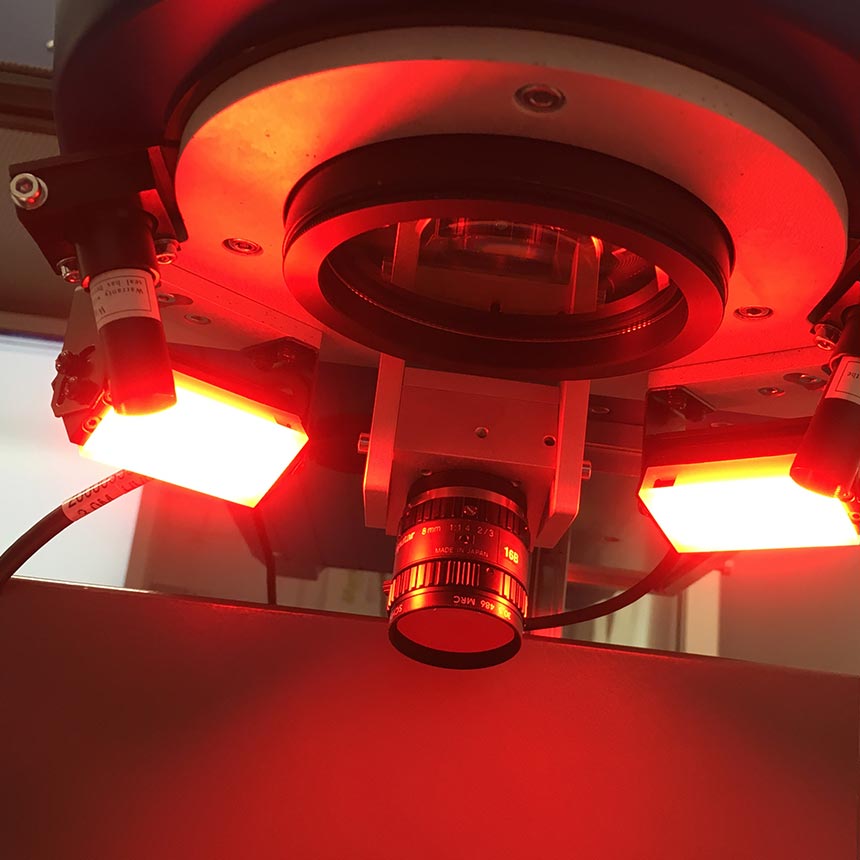 Rot leuchtendes CPM Vision System am Objektiv einer Lasermarkieranlage