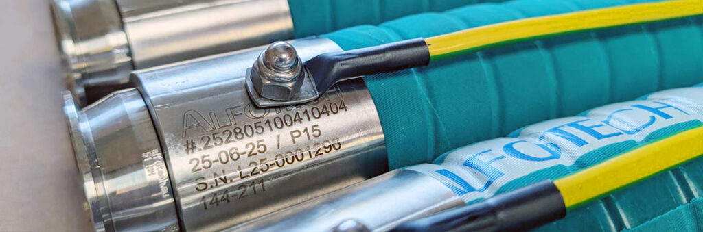 Schlauchleitungen mit lasermarkierten Edelstahlfittings und Erdungskabeln