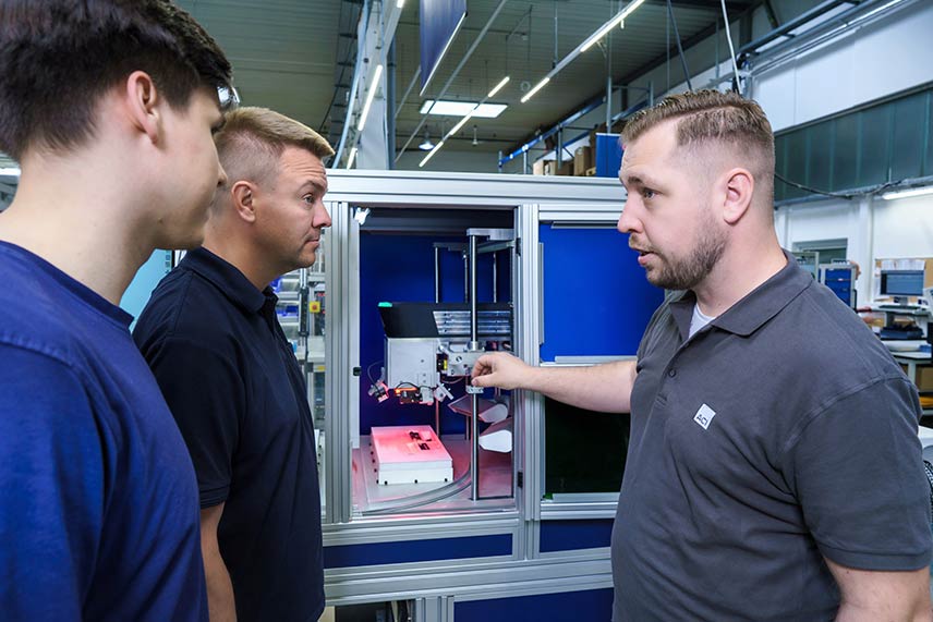 ACI Laser Schulung: Mitarbeiter schult Anwender am installierten Lasersystem vor Ort