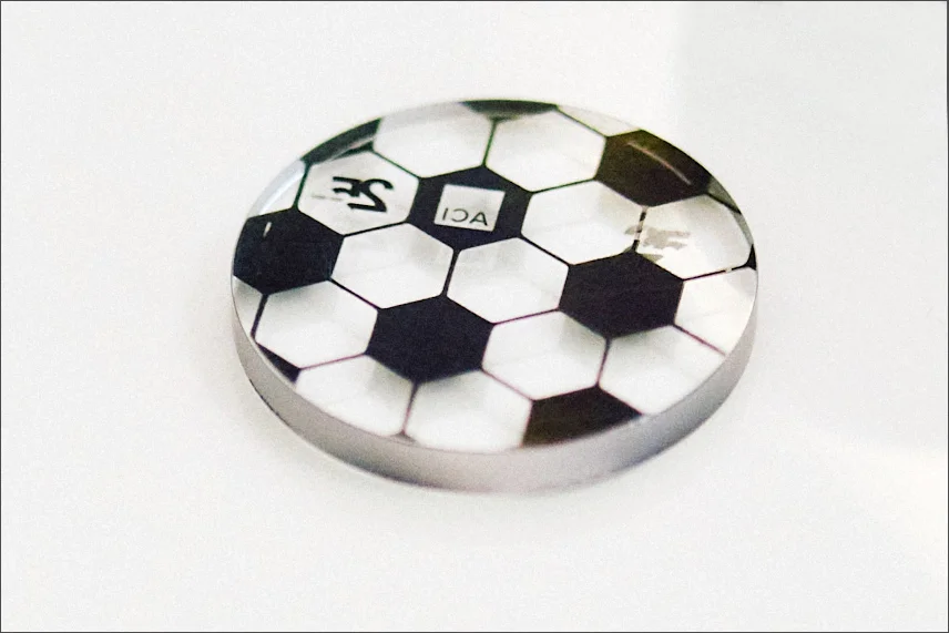 Marquage intérieur sur oculaire réalisé à l'aide d'un laser à impulsions ultra-courtes d'ACI