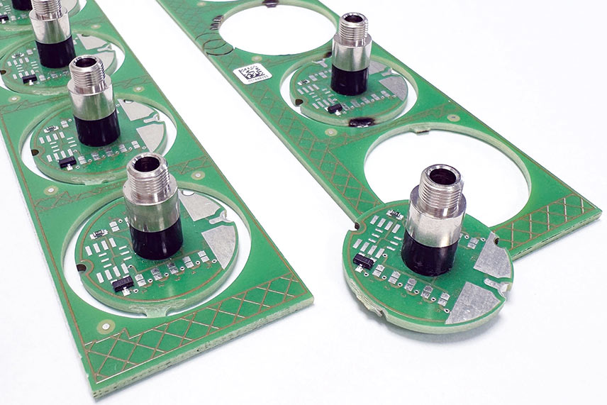 Verbrennungsfreies Nutzentrennen: Platine mit sauber getrennten runden Leiterplatten im Verbund