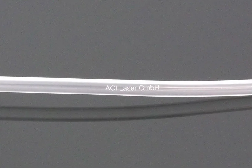 Marquage au laser sur un tube en silicone