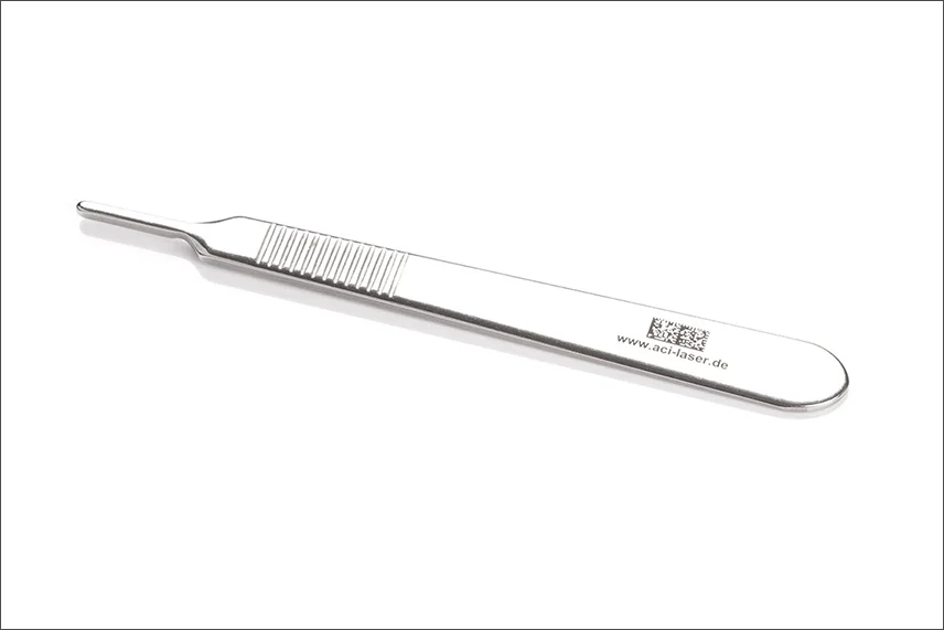 Marquage noir sur manche de scalpel en acier inoxydable par marquage laser