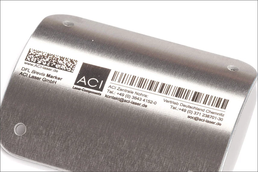 Marquage en noir par laser d'une plaque signalétique en aluminium non anodisé