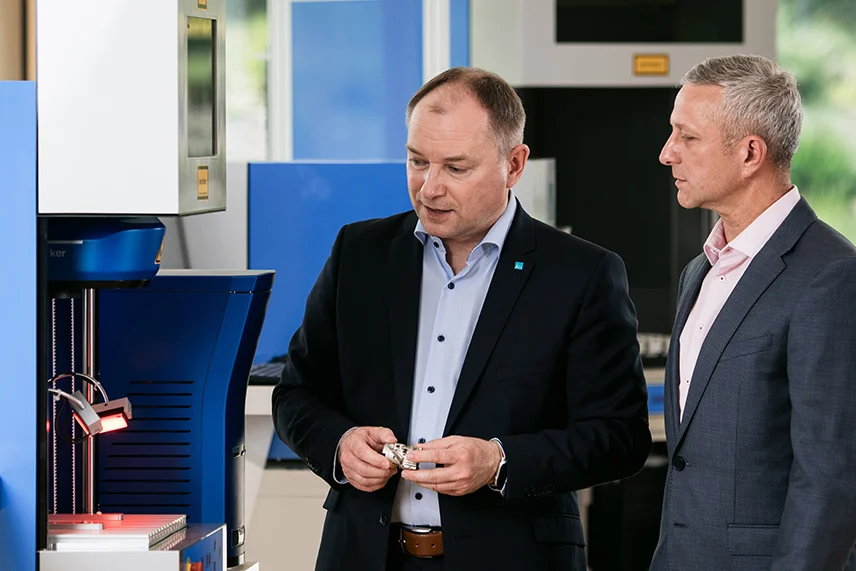 Sales demonstrates Workstation Classic with fiber laser live to the customer in the showroom