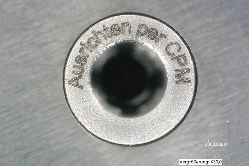 Lasermarkierergebnis nach CPM-gestützten Layoutausrichtung mit exakt platzierter Markierung bei 30-facher Vergrößerung