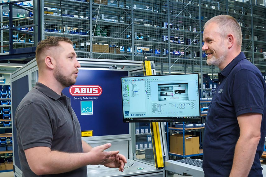 ACI Laser Mitarbeiter im Gespräch mit ABUS Anwender am Laserbeschriftungssystem