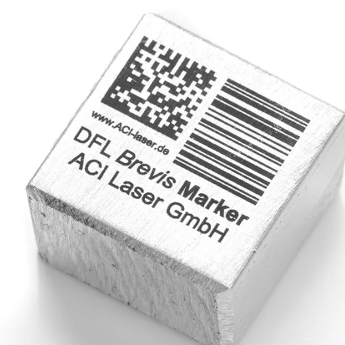 Texte en lettres noires, matrice de données et code-barres sur bloc d'aluminium