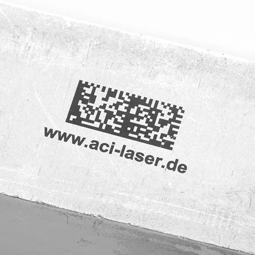 Texte en lettres noires et matrice de données sur bloc d'aluminium