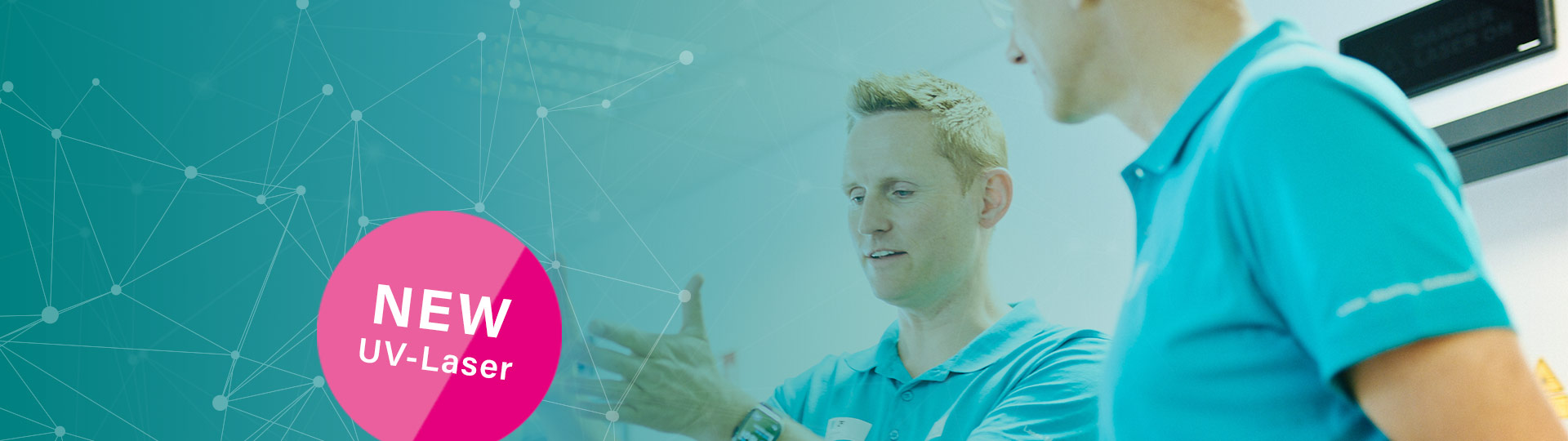 Ein ACI Expert erklärt gestikulierend, modernes Netzwerkmuster im Hintergrund