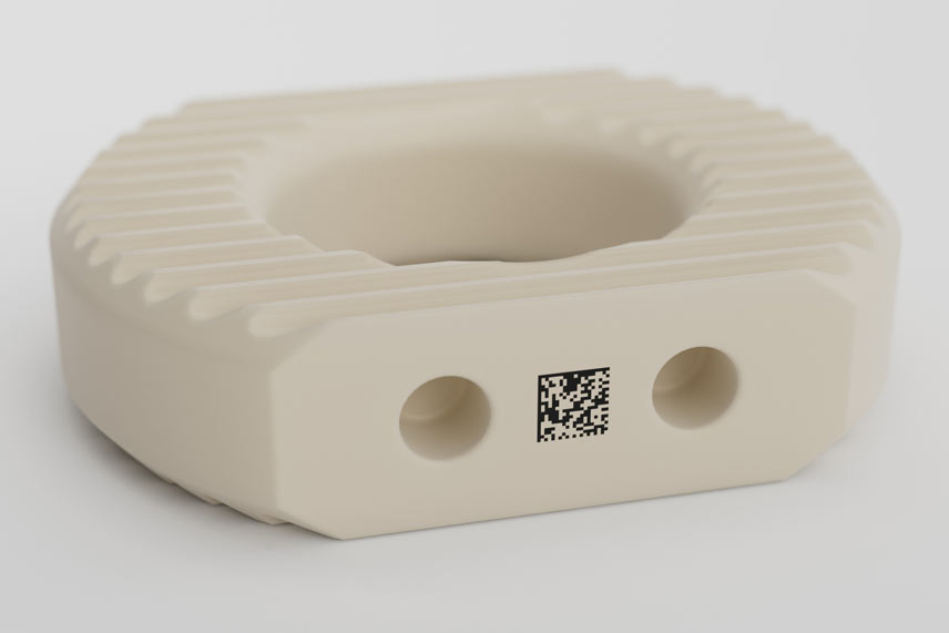 Knochenimplantat aus PEEK Kunststoff mit DataMatrix-Code beschriftet