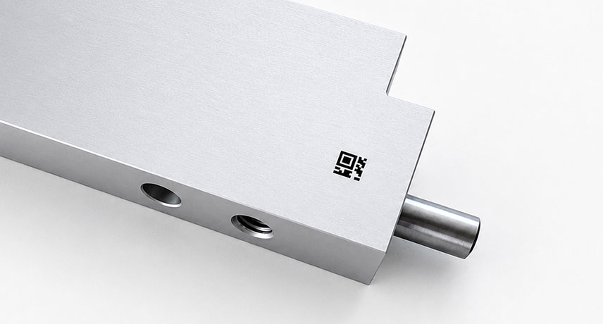 Schwarzmarkierter Mikro-QR-Code auf Aluminiumgehäuse
