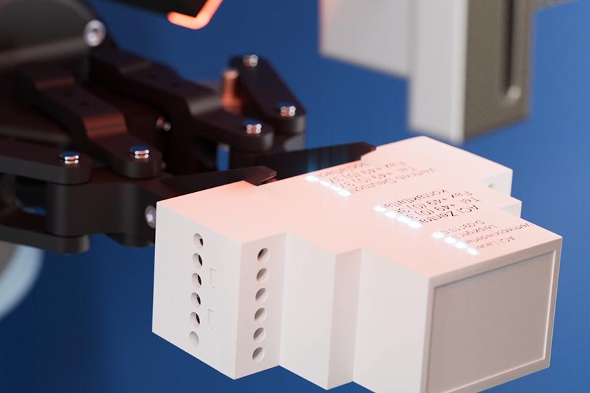 Laserbeschriftung von Text auf weißen Kunststoffgehäusen